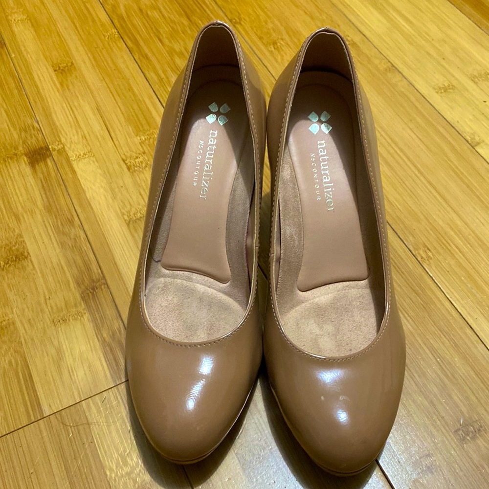 Naturalizer Size 6W Nude Shiny Platform Pumps